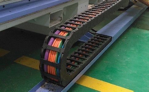 電纜、氣管、水管都可置于拖鏈中